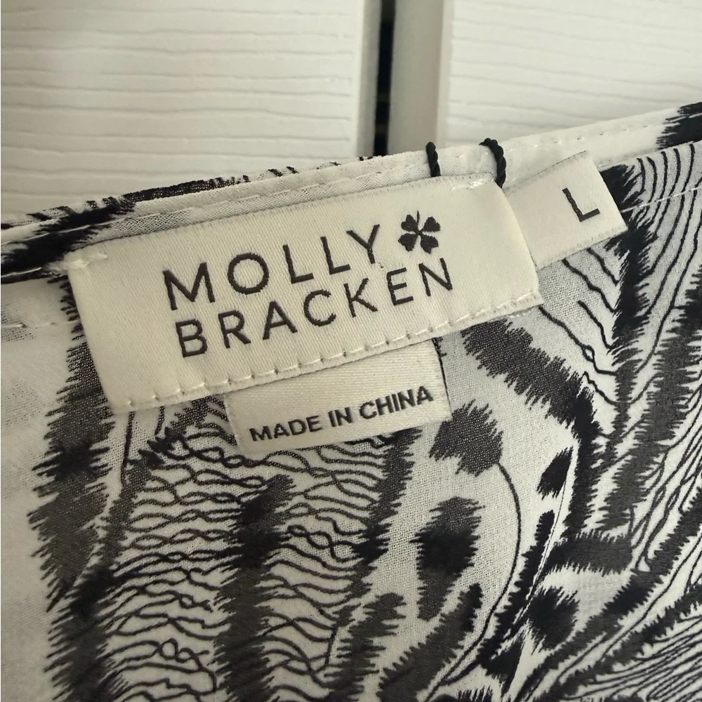 Molly Bracken Black and White Floral Ruffle Blouse Size Large - Picture 4 of 5